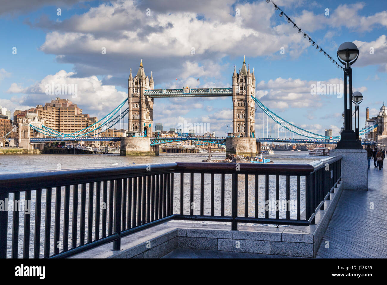 Tower Bridge à partir de la rive sud de la Tamise, Londres. Banque D'Images
