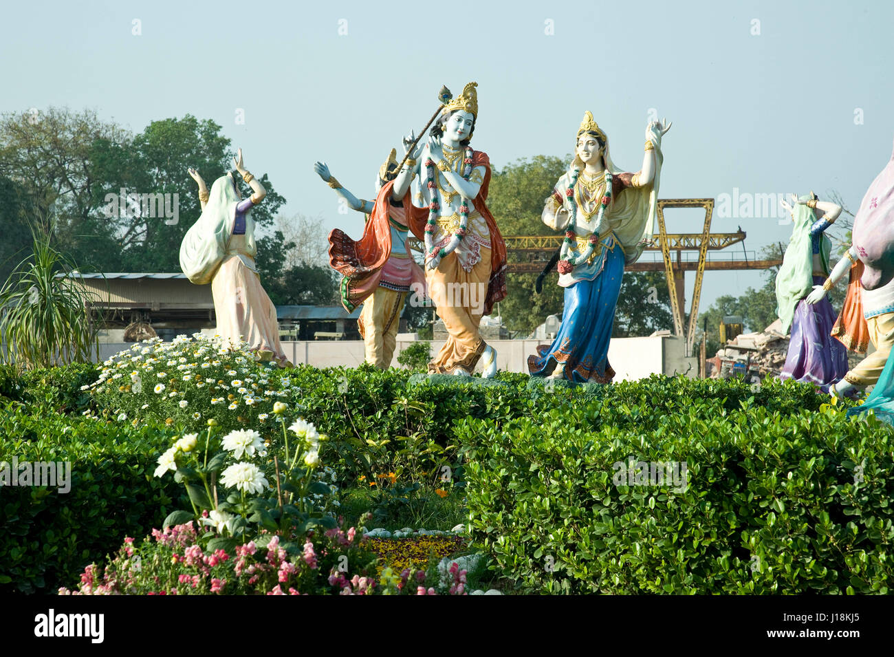 Radha Krishna statue en jardin, prem temple, Mathura, Uttar Pradesh, Inde, Asie Banque D'Images