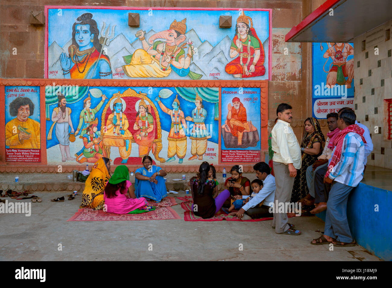 Peintures murales mythologiques, Ganesh Shiva Parwati, Ramayan, Saibaba, Varanasi, Uttar Pradesh, Inde, Asie Banque D'Images