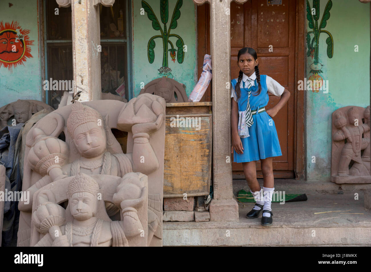 Fille de l'école à l'extérieur de maison, Varanasi, Uttar Pradesh, Inde, Asie Banque D'Images