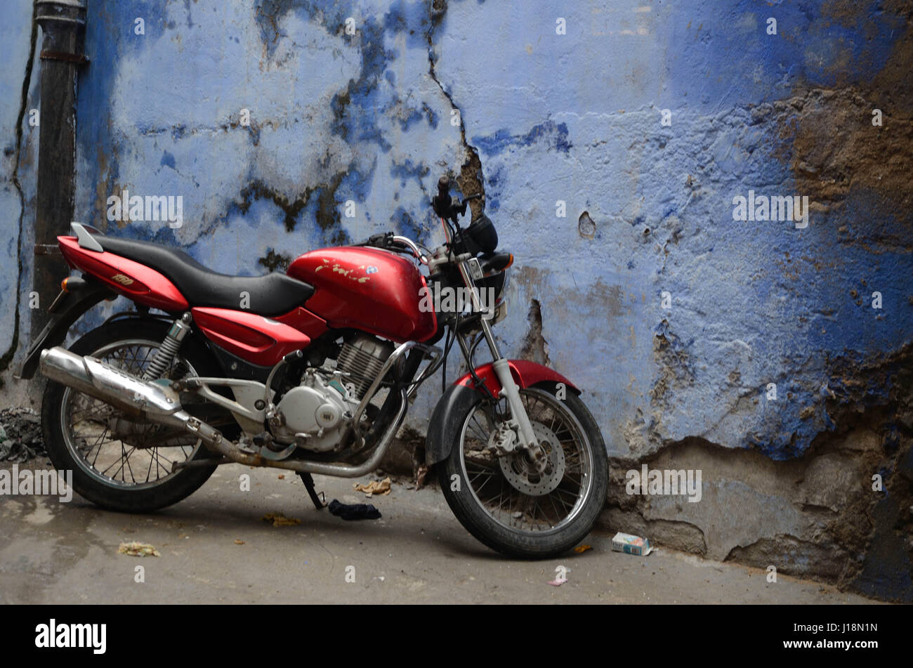 Moto garée en face de house, Jodhpur, Rajasthan, Inde, Asie Banque D'Images