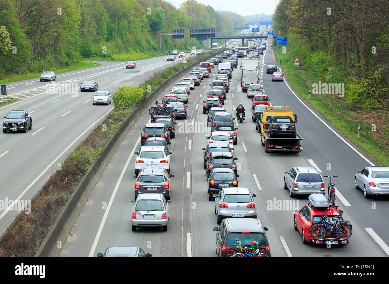 Le trafic routier, d'autoroute, embouteillage sur l'A2 à la jonction  d'autoroute d'Oberhausen, Kreuz Oberhausen, automobiles, motos, voitures,  camions, camions, Oberhausen, D-D-Oberhausen-Sterkrade, Bas-rhin, Ruhr,  Rhénanie du Nord-Westphalie, NRW ...