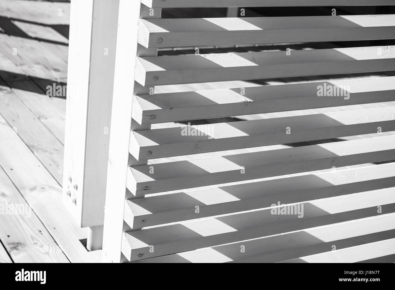 Résumé L'architecture en bois blanc, fragment coin garde-corps fait de planches. Photo Gros Plan avec selective focus Banque D'Images