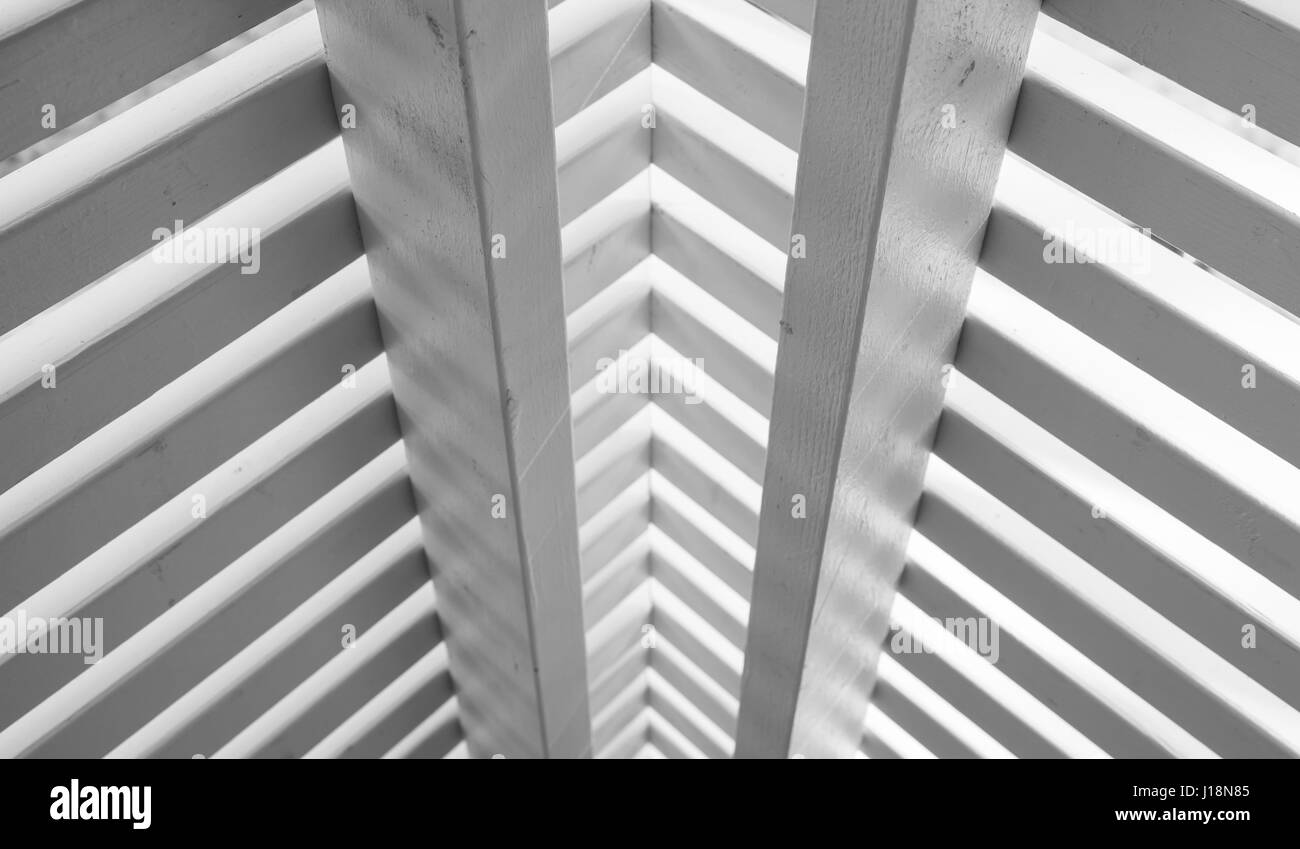 Résumé de l'architecture en bois blanc, garde-corps fragment corner fait de planches. La photo en gros plan avec selective focus Banque D'Images