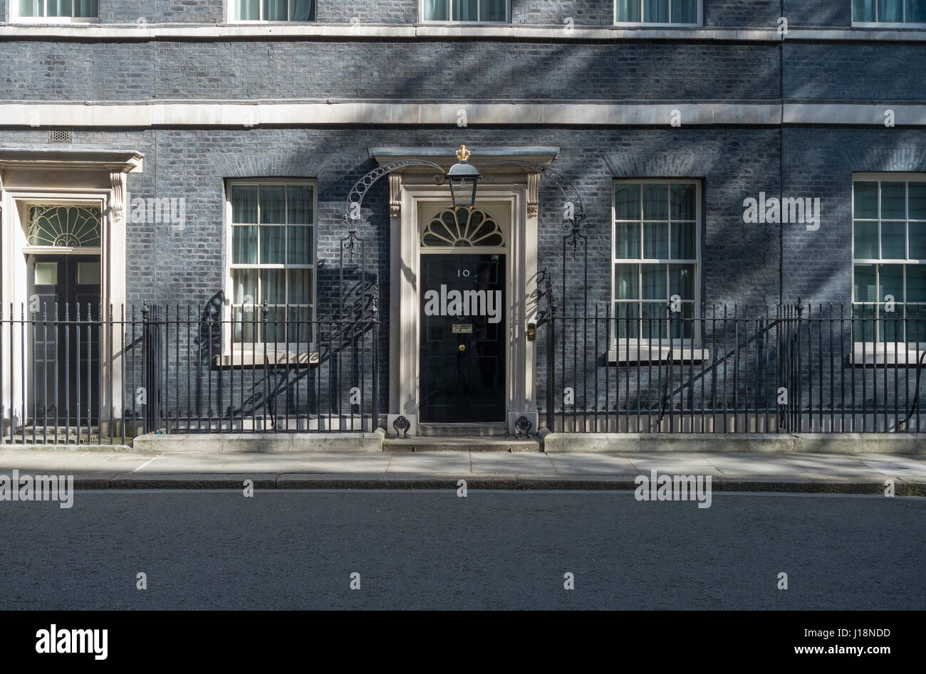10 Downing Street, London UK. 18 avril, 2017. À l'extérieur No 10 Downing Street, à la lumière du soleil pommelé. Credit : Malcolm Park. Banque D'Images
