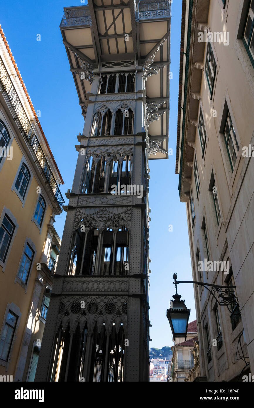 Le 19ème siècle Elevador de Santa Justa, un ascenseur pour piétons se joindre à Baixa Chiado ci-dessous avec ci-dessus, vu de la Rua do Carmo, Baixa, Lisbonne, Portugal Banque D'Images