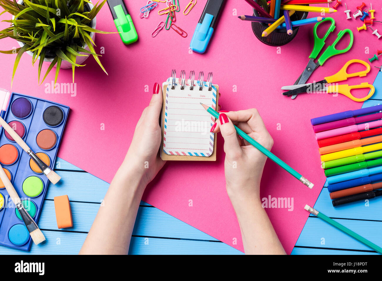 Woman's hand writing in notebook. L'école ou art fond Banque D'Images