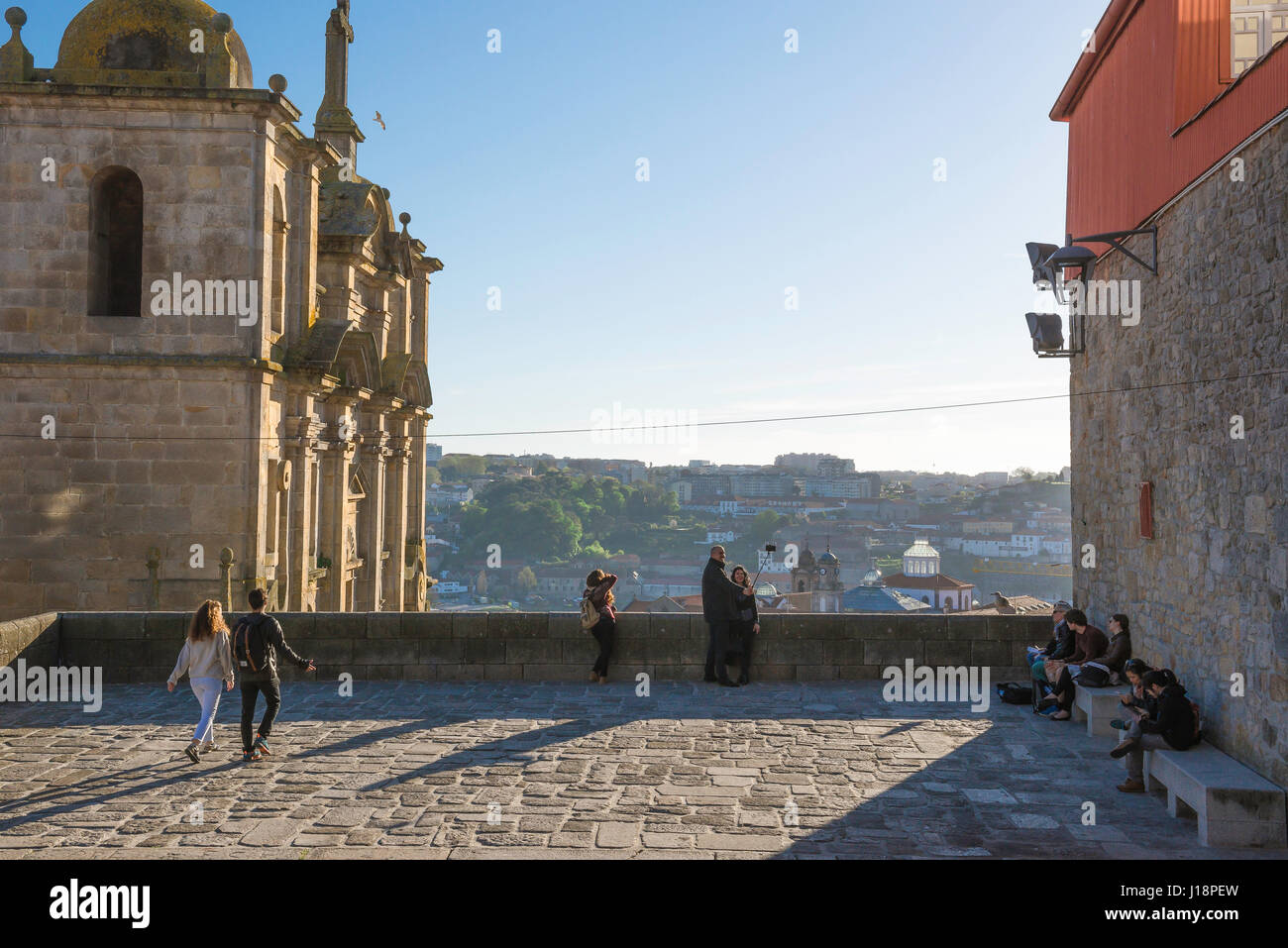 Porto Portugal Les Touristes Voir Lhorizon De Porto Au