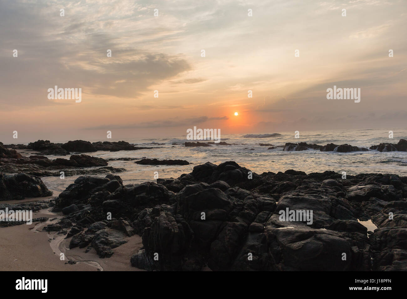 Plage côte rocheuse Horizon océan paysage pittoresque matin lever du soleil Banque D'Images