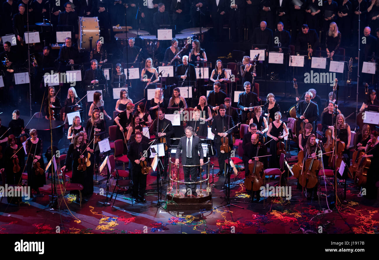 Le Bournemouth Symphony Orchestra and Chorus, dirigé par Stephen Barlow à Classic FM Live au Royal Albert Hall de Londres. Le concert est organisé par le UK's plus populaire station de musique classique, Classic FM. ASSOCIATION DE PRESSE Photo. Photo date : mardi 18 avril, 2017. Crédit photo doit se lire : Matt Crossick/PA Wire Banque D'Images