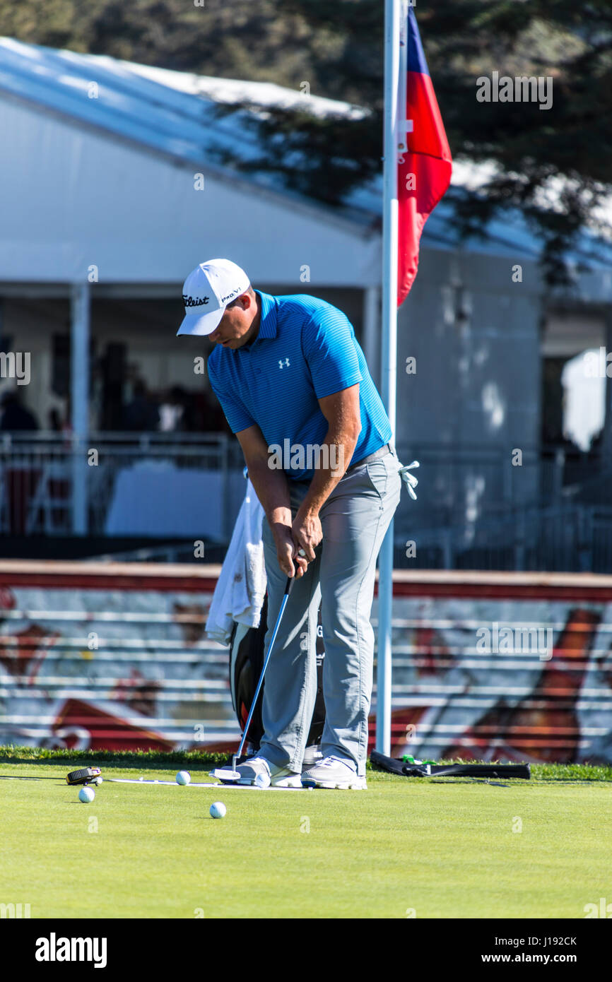 Un golfeur sur le vert de pratique au tournoi Open de golf 2016 Safeway Banque D'Images