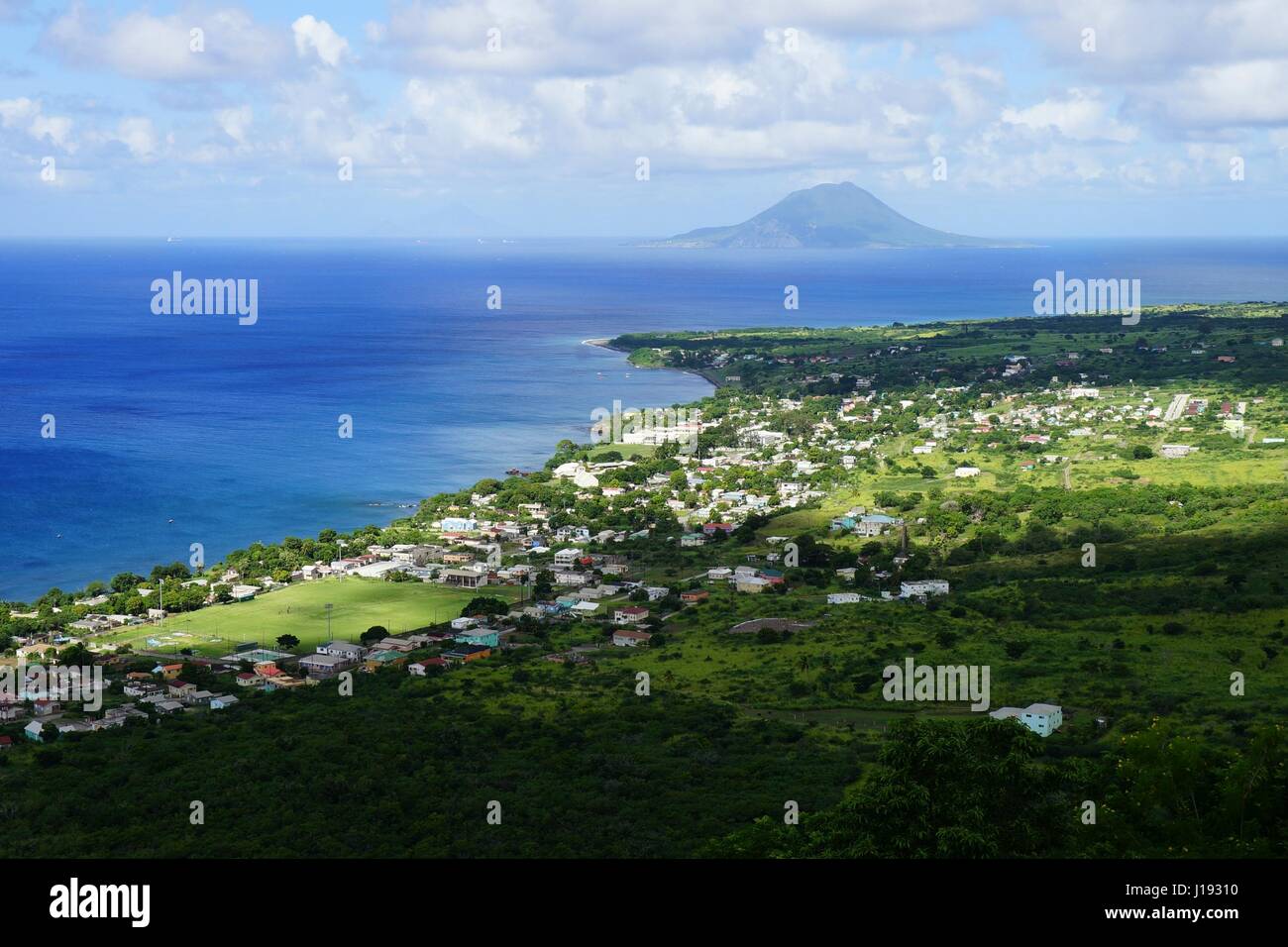 High point vue sur l'île de Saint-Kitts et l'île de Saint-eustache en mer des Caraïbes. Banque D'Images