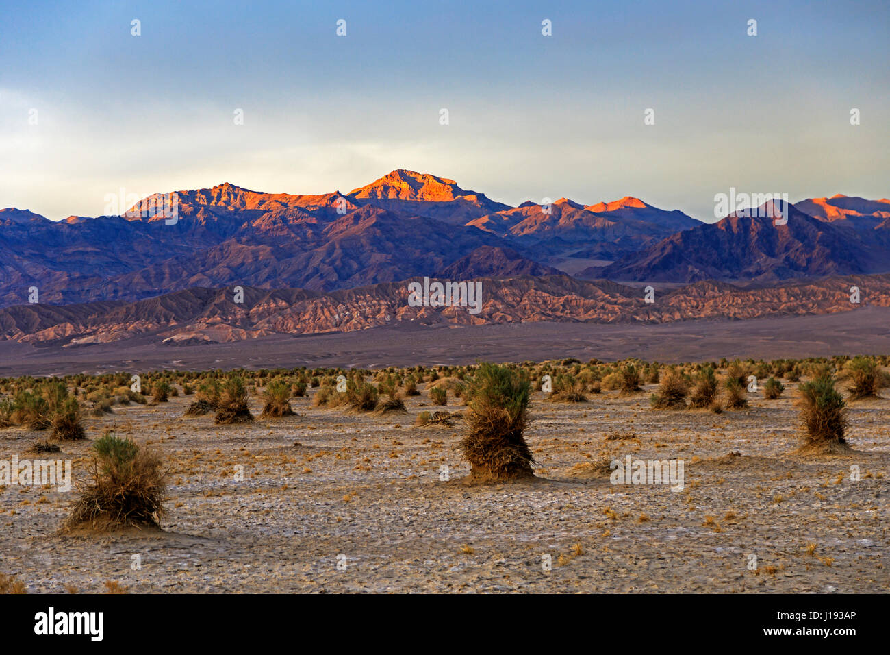 C'est vue sur le champ du diable dans la Death Valley National Park, California, USA comme le soleil qui éclaire les sommets des Grapevine Mountains Banque D'Images