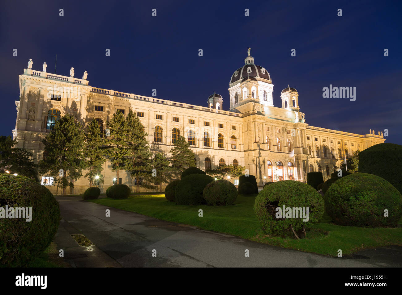 L'histoire de l'Art Museum, au crépuscule, Maria Theresa Square, Vienne, Autriche Banque D'Images
