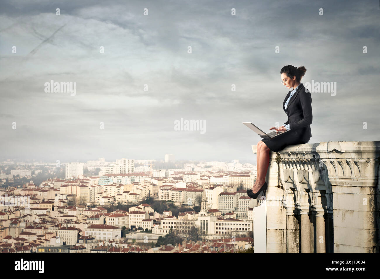 Businesswoman working on rooftop Banque D'Images