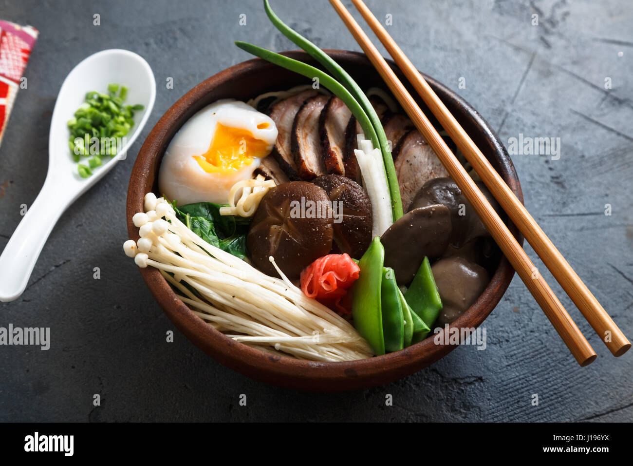 Asian Shiitake, champignons Enoki, oignons de printemps et nouilles ramen ou d'oeufs Banque D'Images