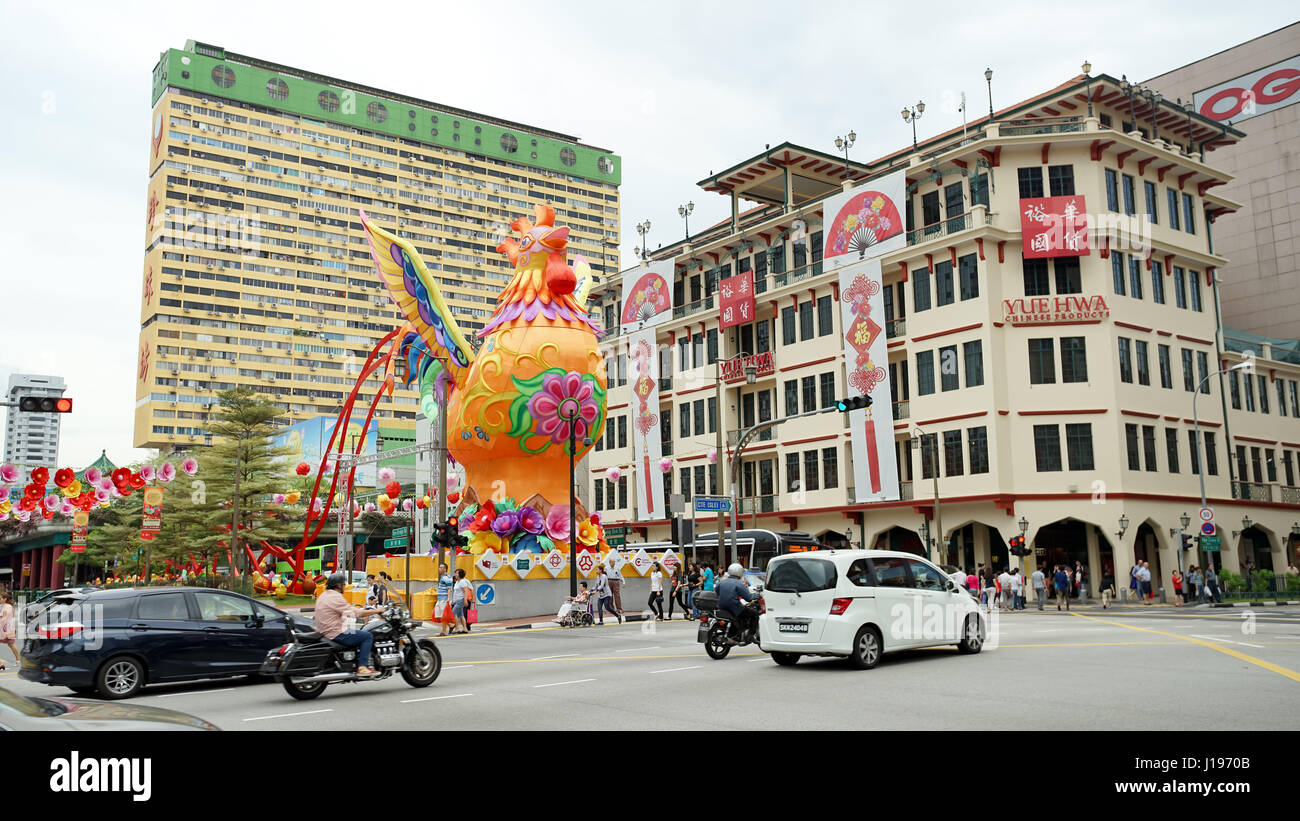 Singapour - Le 20 janvier : le trafic de la rue dans le quartier chinois de Chinatown, district de Singapour. Nouvel An chinois en 2017. Banque D'Images