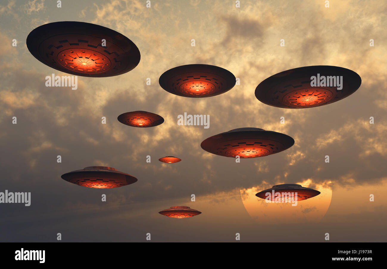 Une flotte de soucoupes volantes qui survolent le ciel de la Terre Photo  Stock - Alamy