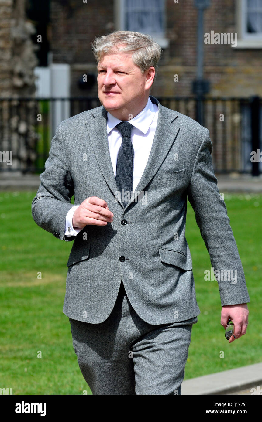 Angus Robertson MP (SNP : Moray) sur College Green, Westminster 18 Avril 2017 peu après une élection générale a été annoncé. Banque D'Images