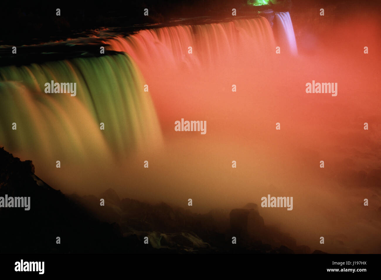 Niagara Falls allumé et vue du côté américain, l'État de New York, USA Banque D'Images