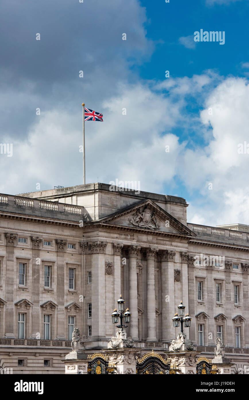 Union jack flag survolant le palais de Buckingham. City of Westminster, London, England Banque D'Images