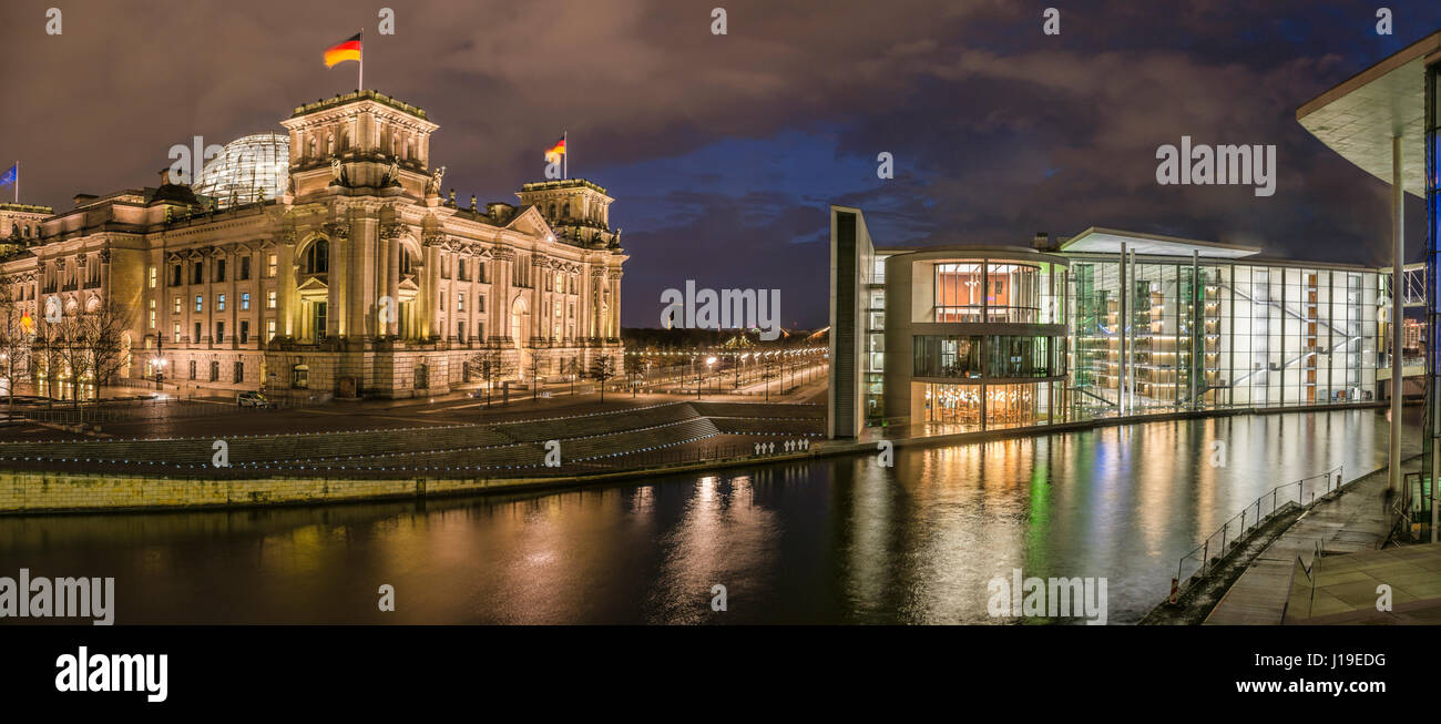 Image nocturne du Reichstag du Parlement allemand illuminé et de la Maison Marie-Elisabeth-Lueders dans le quartier gouvernemental de Berlin, en Allemagne Banque D'Images