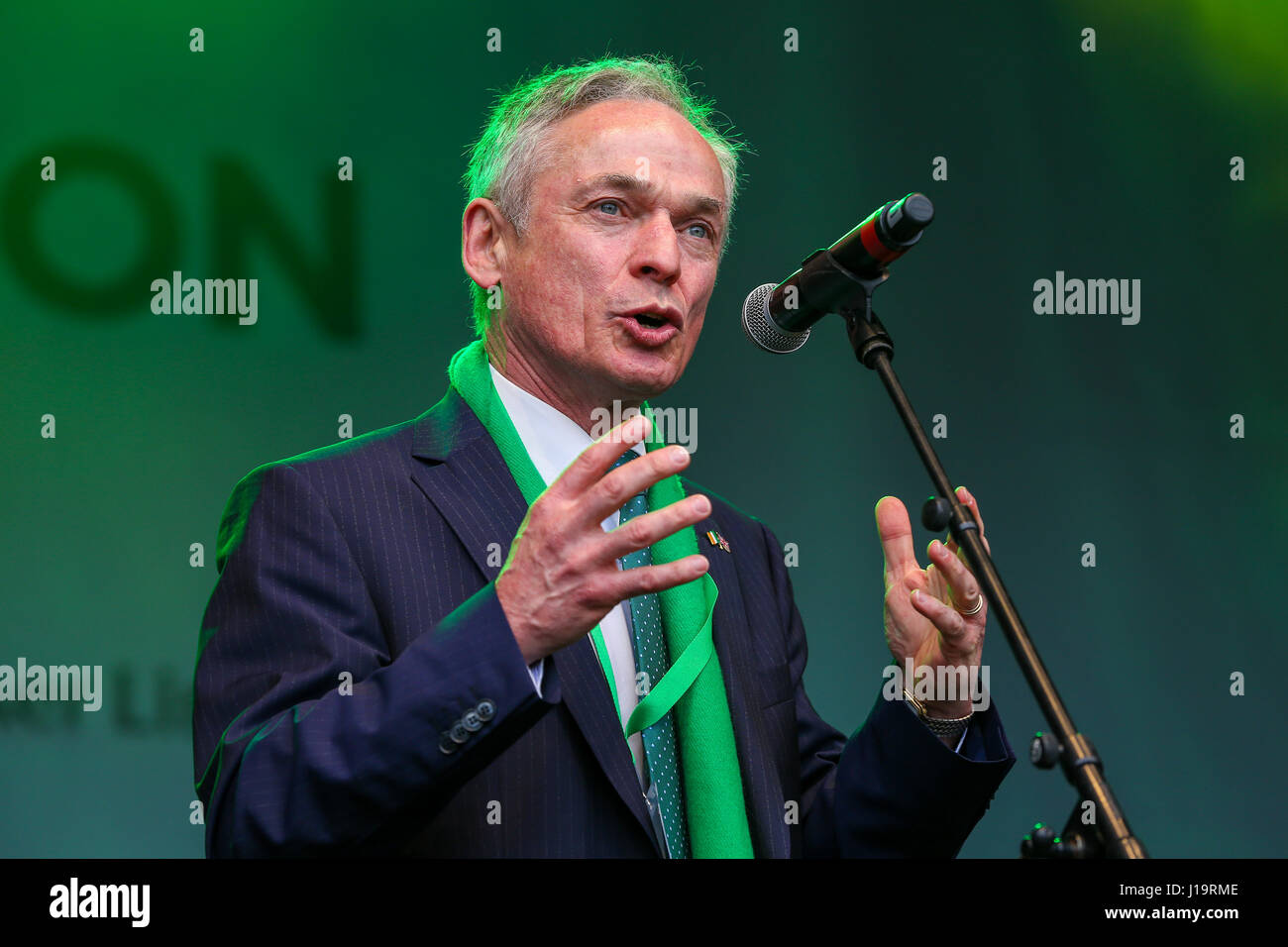 Des centaines de personnes assistent aux célébrations de la St Patrick à Trafalgar Square. Avec : Richard Bruton, ministre de l'éducation où TD : London, Royaume-Uni Quand : 19 mars 2017 : Crédit/WENN.com Dinendra Haria Banque D'Images