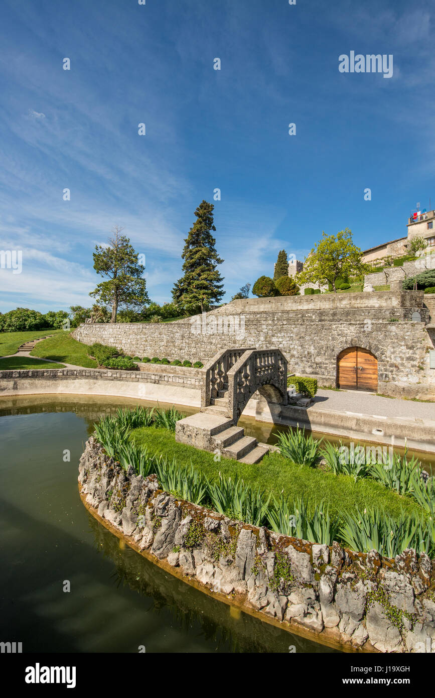 Vert jardin pittoresque Ferraris dans les petits village de Stanjel karstiques en Slovénie Banque D'Images