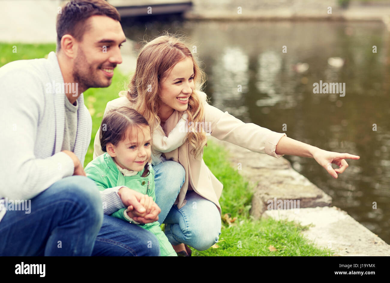 Happy Family walking in summer park Banque D'Images