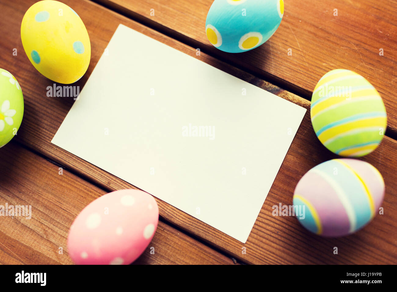 Close up d'œufs de Pâques et du papier blanc vierge Banque D'Images