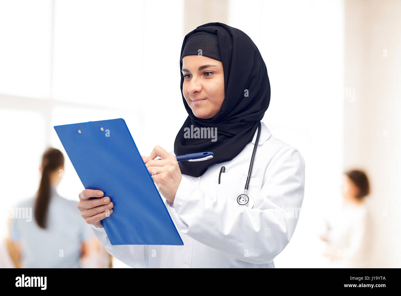 Femme médecin musulmane en hijab avec presse-papiers Banque D'Images