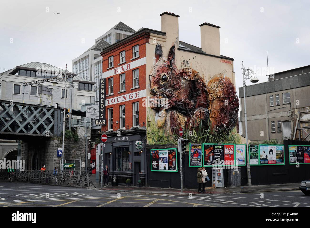 Un écureuil géant fabriqué à partir de déchets recyclés dans le centre-ville de Dublin, par l'artiste portugais Artur Bordalo. Banque D'Images