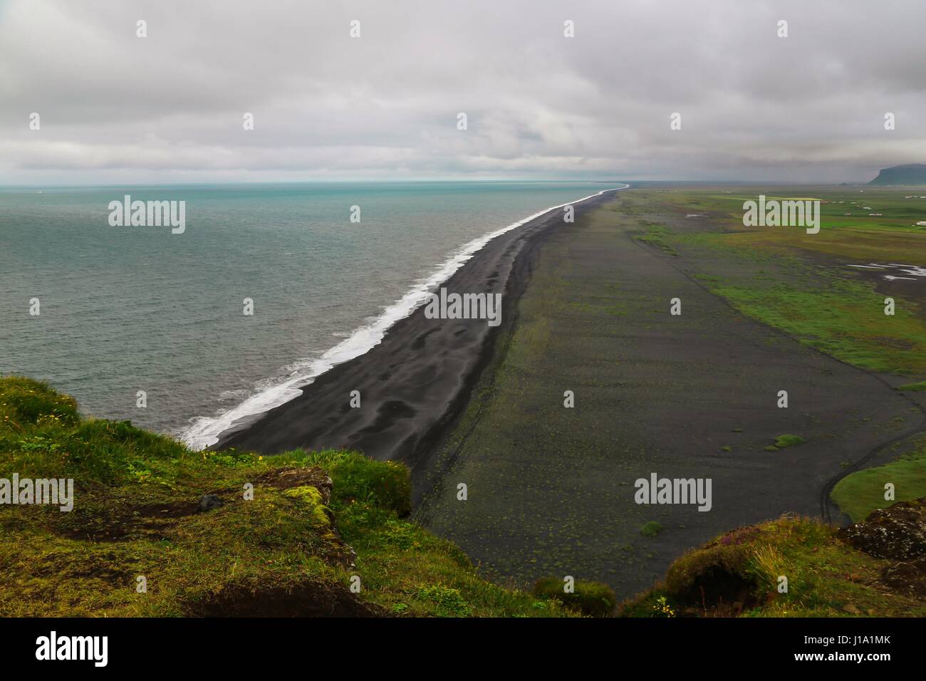 Plage de sable noir de Vik, sur la côte sud de l'Islande. Banque D'Images