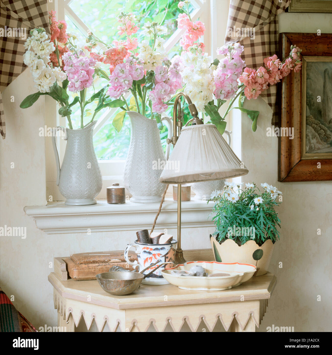Side Table et fleurs à la fenêtre. Banque D'Images