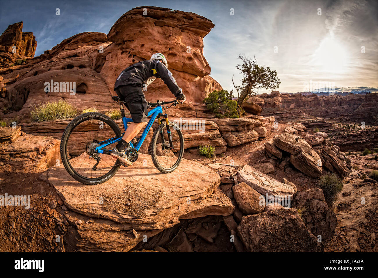 Kyle Mears vélo de montagne sur le Hymasa trail, Moab, Utah. Banque D'Images
