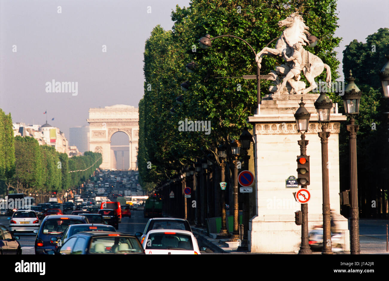 'Champs-elysées avec vue sur l'Arc de Triomphe, Paris, France.' Banque D'Images