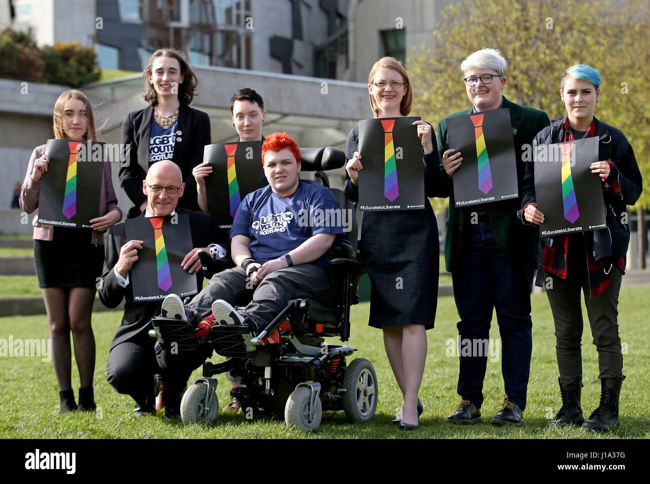 Vice-premier ministre John Swinney (avant gauche) et ministre de l'enseignement supérieur et continu Shirley-Anne Somerville (troisième à partir de la droite) avec des représentants de l'heure d'éducation inclusive (égalité) la campagne et les jeunes LGBT en Écosse à l'extérieur du Parlement écossais, Edimbourg, en prévision d'un débat où l'égalité des personnes LGBTI dans les écoles est à revoir. Banque D'Images