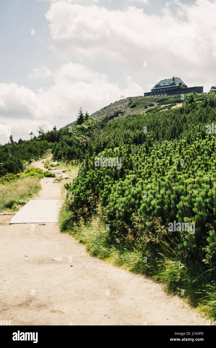 Szrenica montagne à l'abri sur le sommet, un sentier mène au sommet dans des montagnes de Karkonosze en Pologne. Banque D'Images