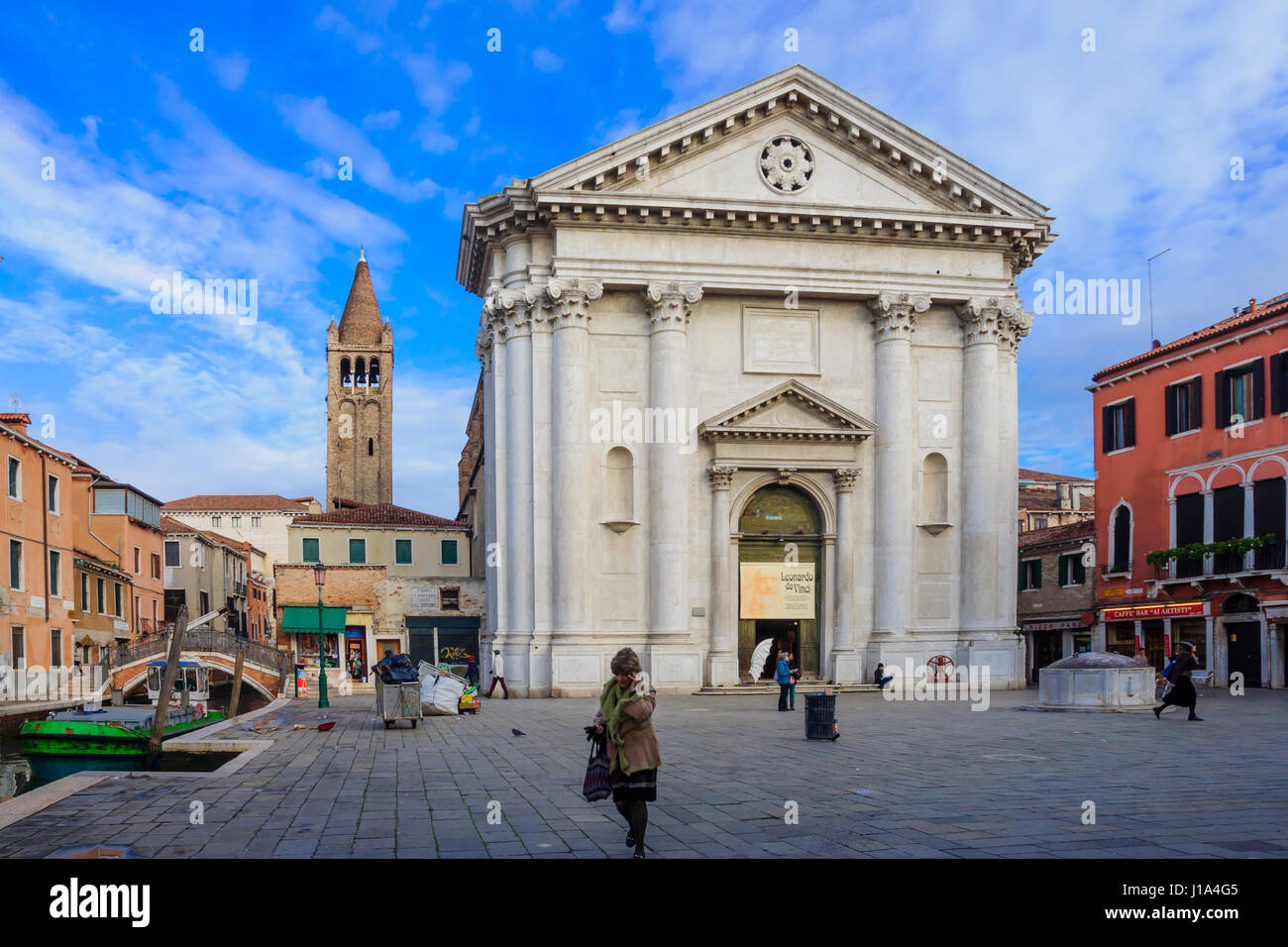 Venise, Italie - DEC 04, 2015 : scène de l'église de San Barnaba, avec les collectivités locales et les touristes, à Venise, Vénétie, Italie Banque D'Images