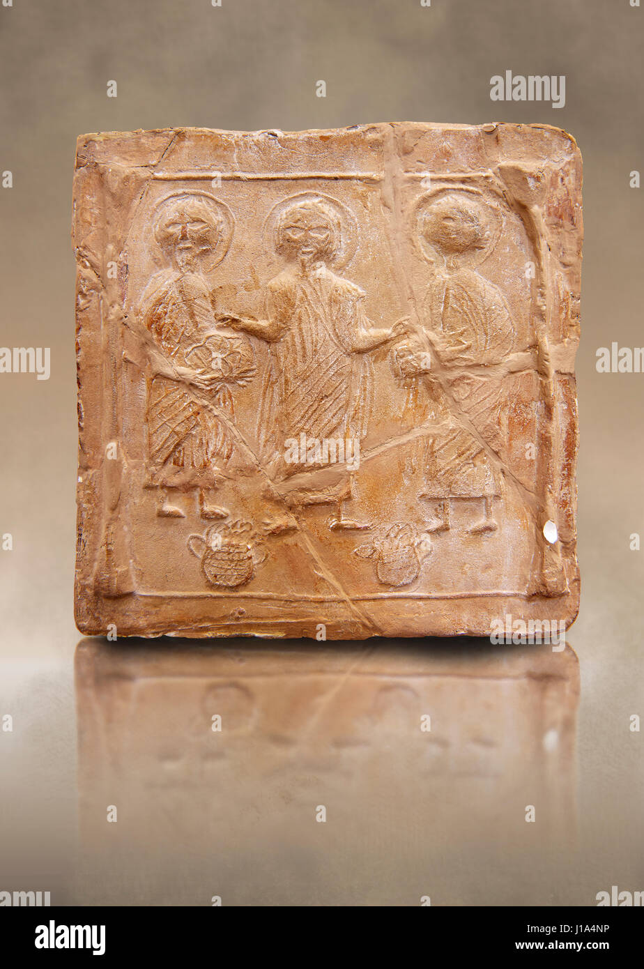 6ème- 7ème siècle sculpté en terre cuite plaque avec début de symboles chrétiens, au Musée national du Bardo, Tunis, Tunisie Banque D'Images