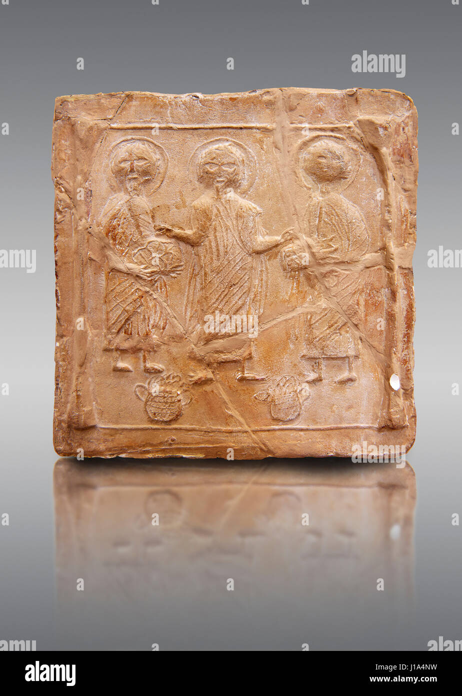6ème- 7ème siècle sculpté en terre cuite plaque avec début de symboles chrétiens, au Musée national du Bardo, Tunis, Tunisie Banque D'Images
