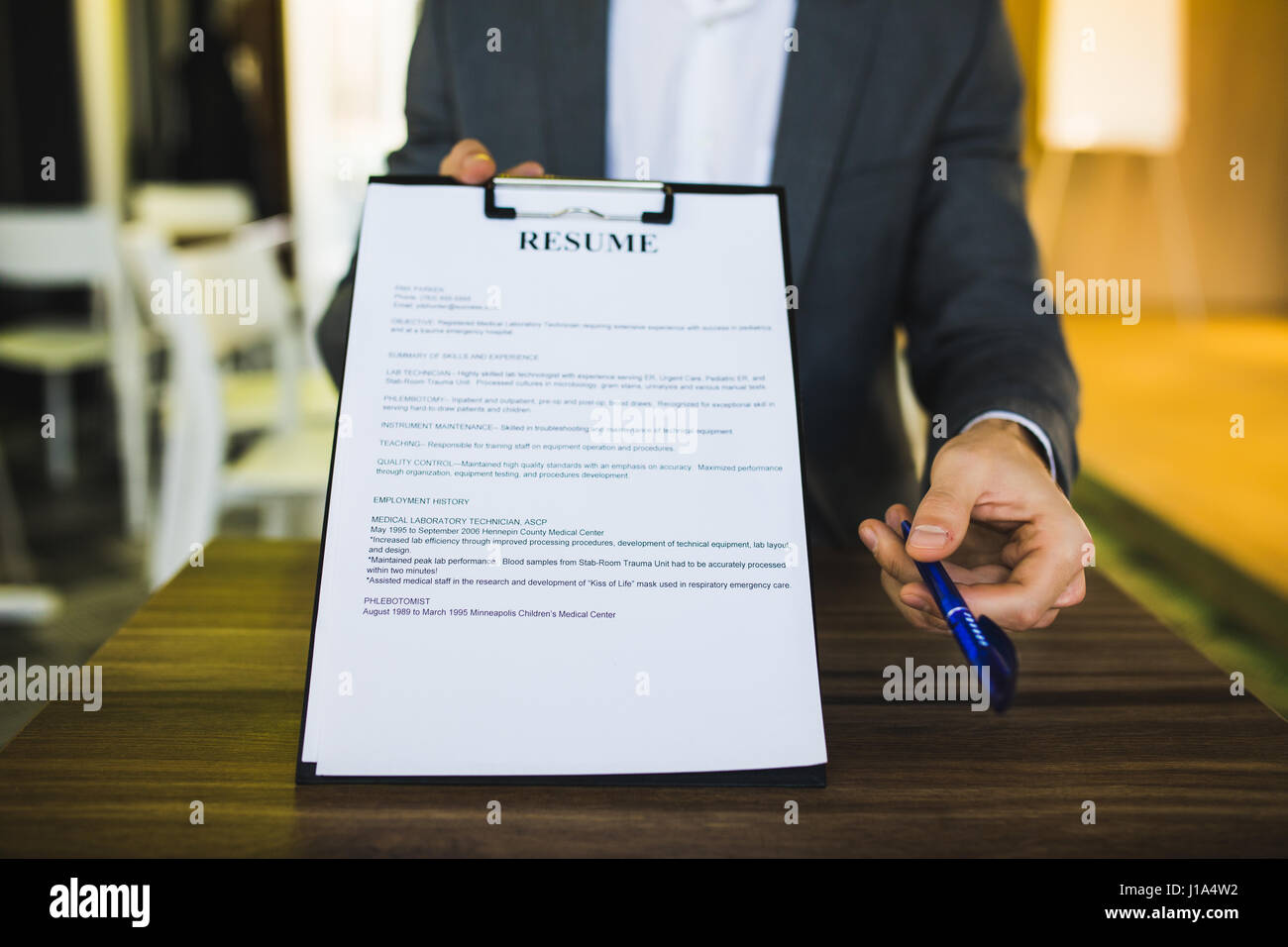 Portrait of businessman analyse reprendre at desk in office Banque D'Images