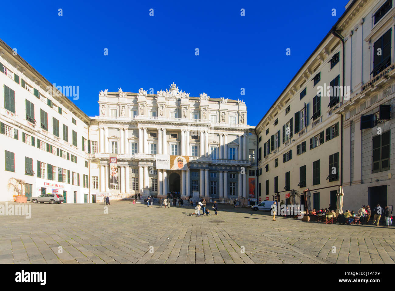 Gênes, Italie - Jan 24, 2015 : Scène de la Piazza Matteotti et le Palais Ducal, avec les collectivités locales et les touristes, à Gênes, ligurie, italie Banque D'Images