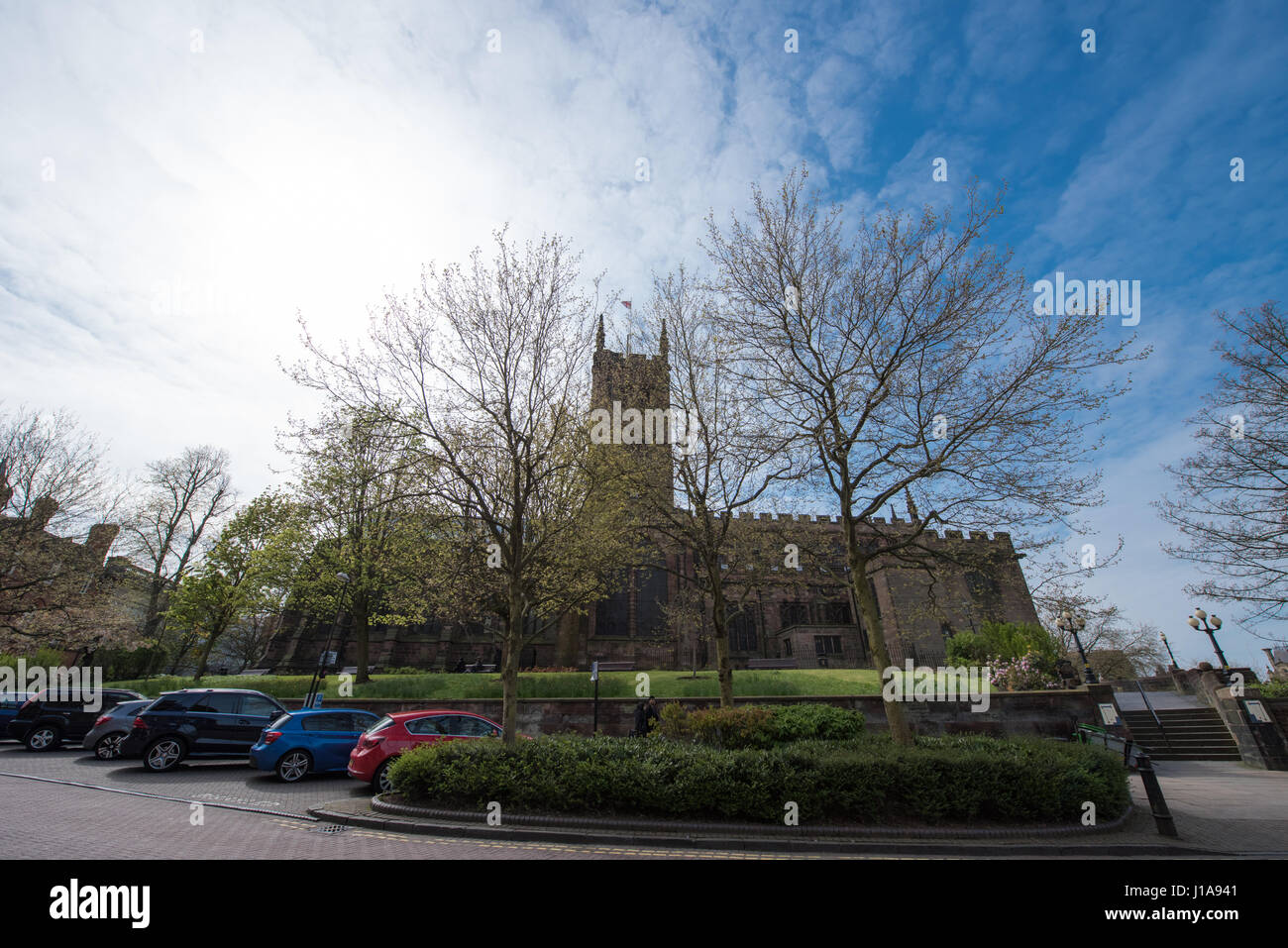 Vue grand angle sur un jour de printemps de St Peter's Collegiate Church à Wolverhampton avec le conseil municipal des bureaux à l'arrière-plan avec ciel bleu. Banque D'Images