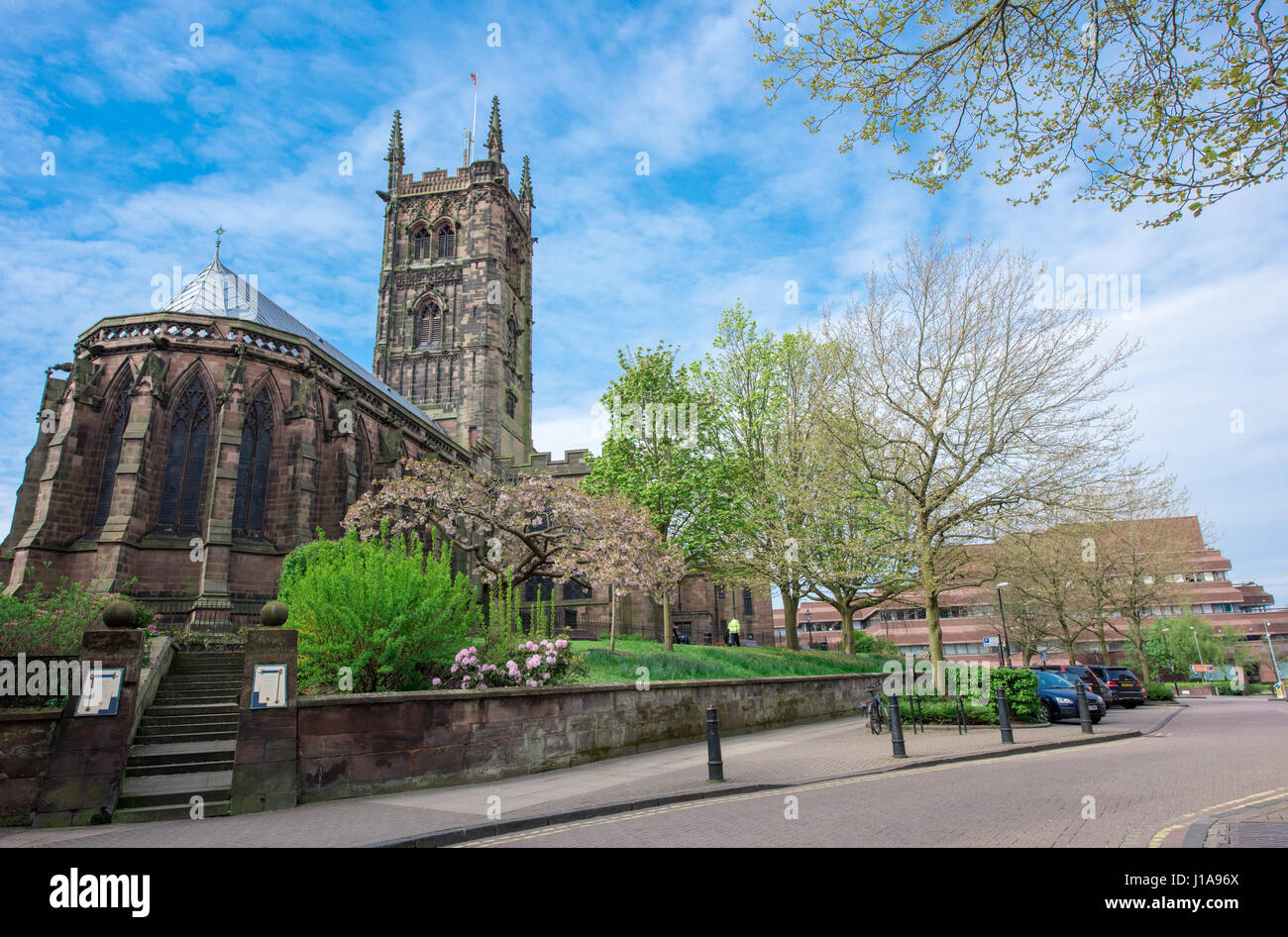 Voir un jour de printemps de St Peter's Collegiate Church à Wolverhampton avec le conseil municipal des bureaux à l'arrière-plan avec ciel bleu. Banque D'Images