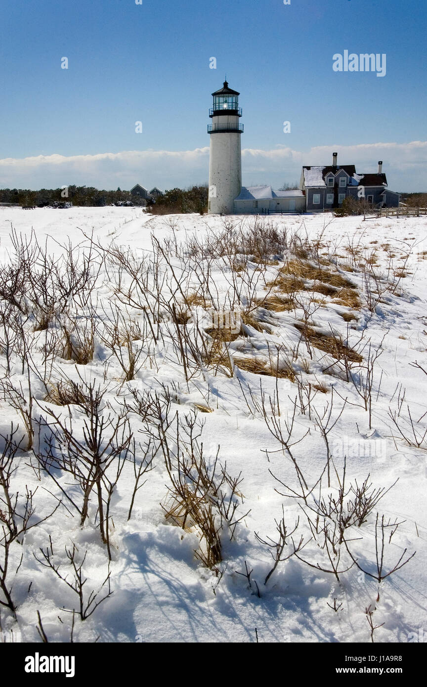 Feu de Cape Cod - aussi connu sous le Highland Light à Truro, Massachusetts (Cape Cod National Seashore) à la suite d'une tempête de neige au début du printemps Banque D'Images