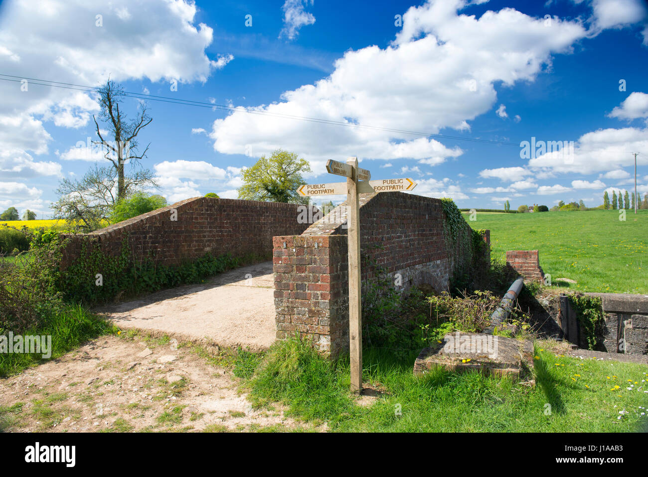 Rowner Pont sur une ancienne section de la Wey et Arun Junction Canal près de Newpound commun, West Sussex, England, UK Banque D'Images