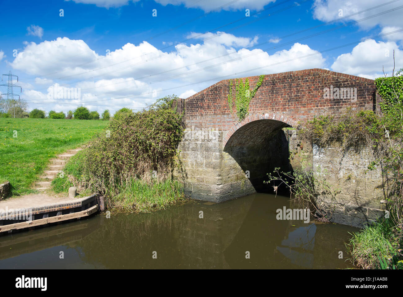 Rowner Pont sur une section restaurée de la Wey et Arun Junction Canal près de Newpound commun, West Sussex, England, UK Banque D'Images