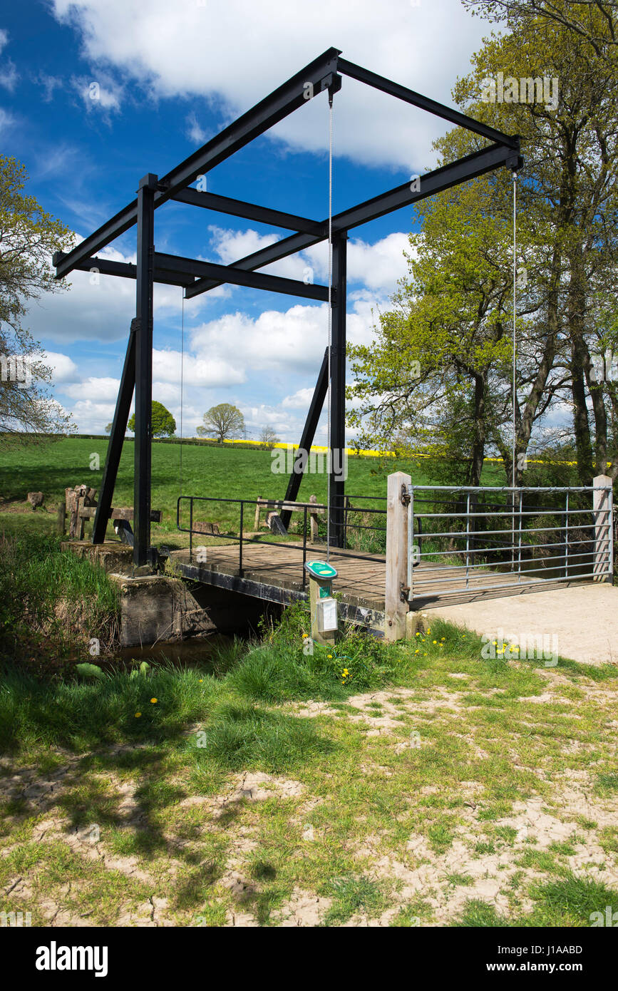 Sur un pont élévateur Northlands section restaurée de la Wey et Arun Junction Canal près de Newpound commun, West Sussex, England, UK Banque D'Images