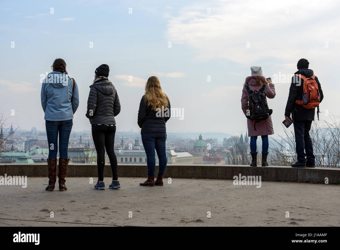Les touristes sont en observant le panorama de la ville d'un des points d'observation dans le parc de Letna à Prague, République tchèque. Banque D'Images